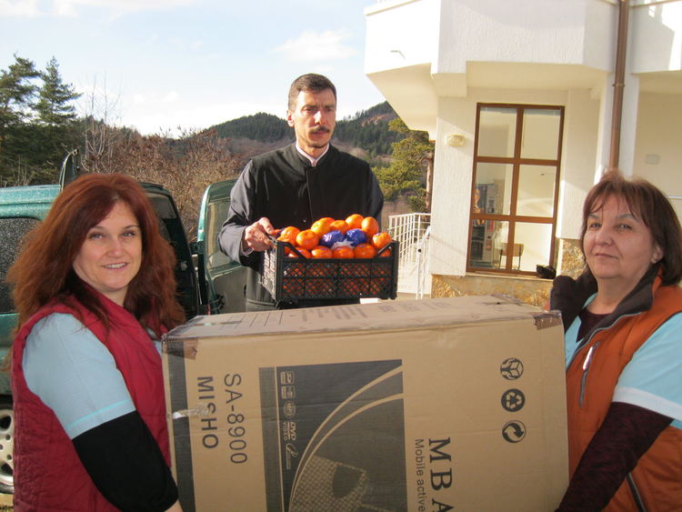 Свещеник от Смолян подари Караоке на Дома за стари хора във Фатово