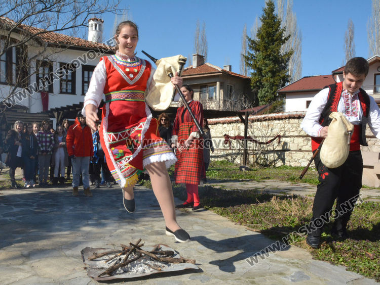 Превенция срещу дрогата: Деца учат обичаите за Баба Марта и Заговезни