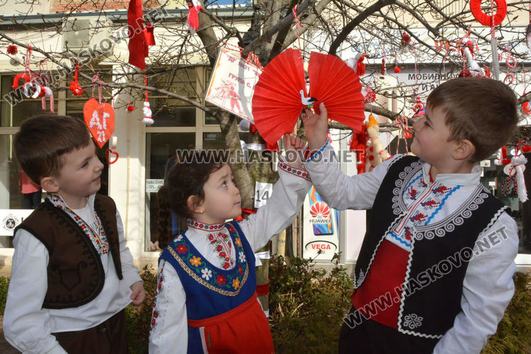 Дърветата по централните улици на Хасково са в бяло и червено