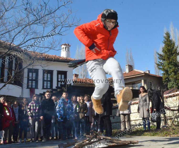 Превенция срещу дрогата: Деца учат обичаите за Баба Марта и Заговезни