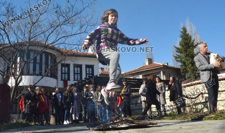 Превенция срещу дрогата: Деца учат обичаите за Баба Марта и Заговезни