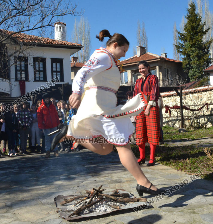 Превенция срещу дрогата: Деца учат обичаите за Баба Марта и Заговезни