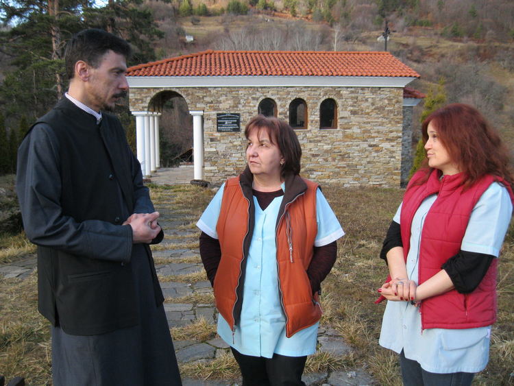 Свещеник от Смолян подари Караоке на Дома за стари хора във Фатово