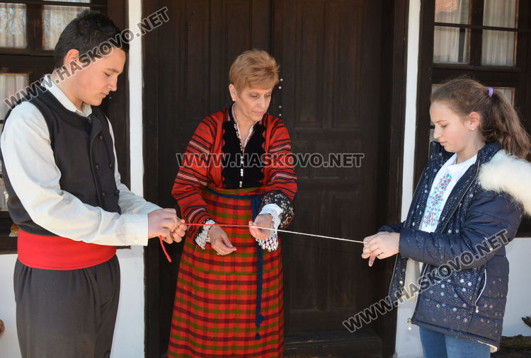 Превенция срещу дрогата: Деца учат обичаите за Баба Марта и Заговезни