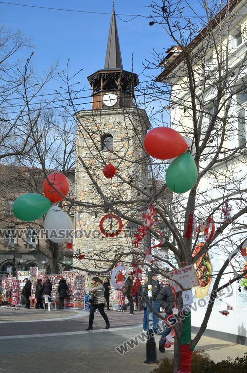 Дърветата по централните улици на Хасково са в бяло и червено