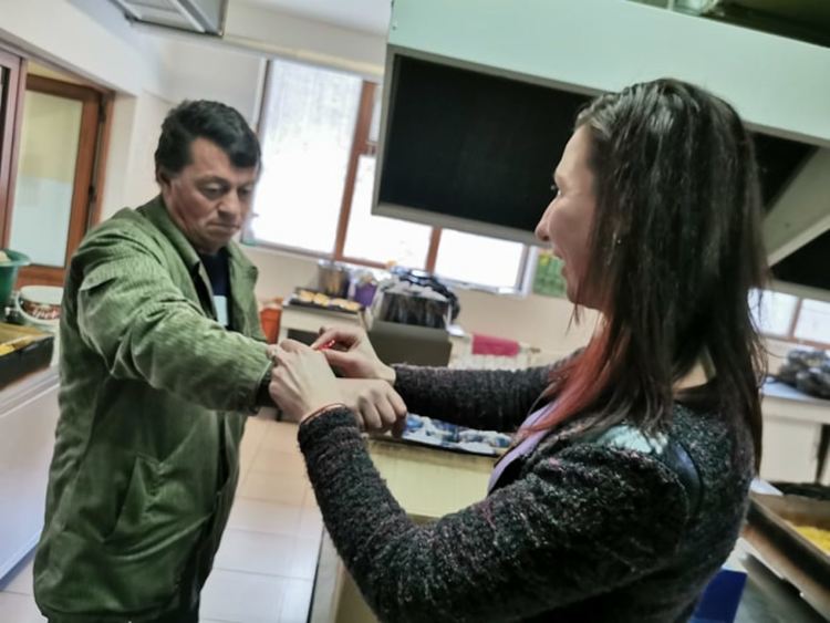 Младежите от смолянската структурата на ГЕРБ вързаха мартеници на жените от дома в Ровино