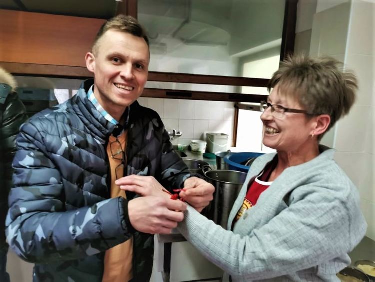 Младежите от смолянската структурата на ГЕРБ вързаха мартеници на жените от дома в Ровино