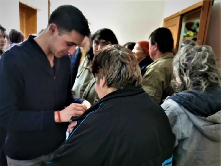 Младежите от смолянската структурата на ГЕРБ вързаха мартеници на жените от дома в Ровино