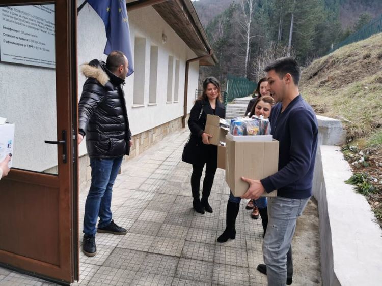 Младежите от смолянската структурата на ГЕРБ вързаха мартеници на жените от дома в Ровино