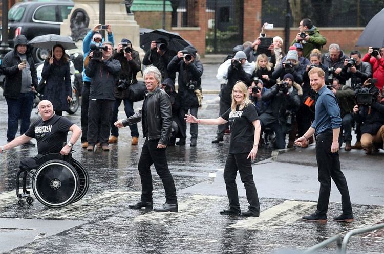 Принц Хари и Джон Бон Джоуви пресъздадоха култова снимка на „Бийтълс“