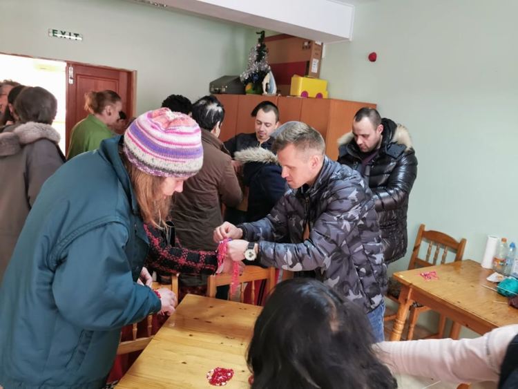 Младежите от смолянската структурата на ГЕРБ вързаха мартеници на жените от дома в Ровино