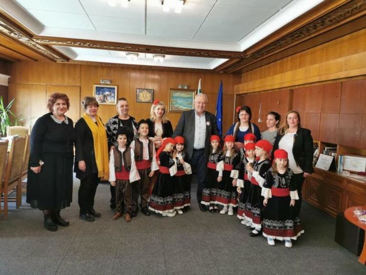 Малчугани от ДГ "Слънце" поздравиха кмета Мелемов с Баба Марта