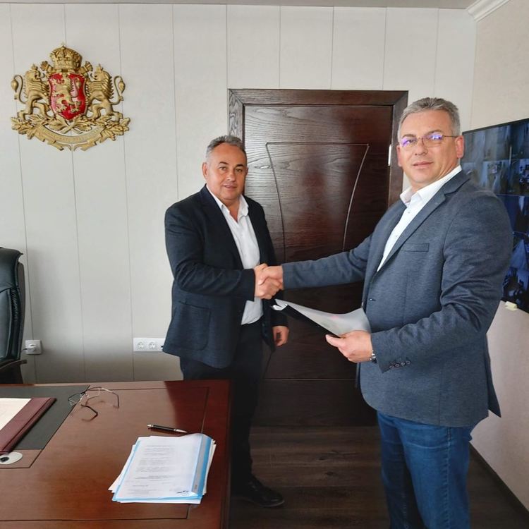 С близо 100 хиляди лева рехабилитират улица в Доспат и площад в Барутин