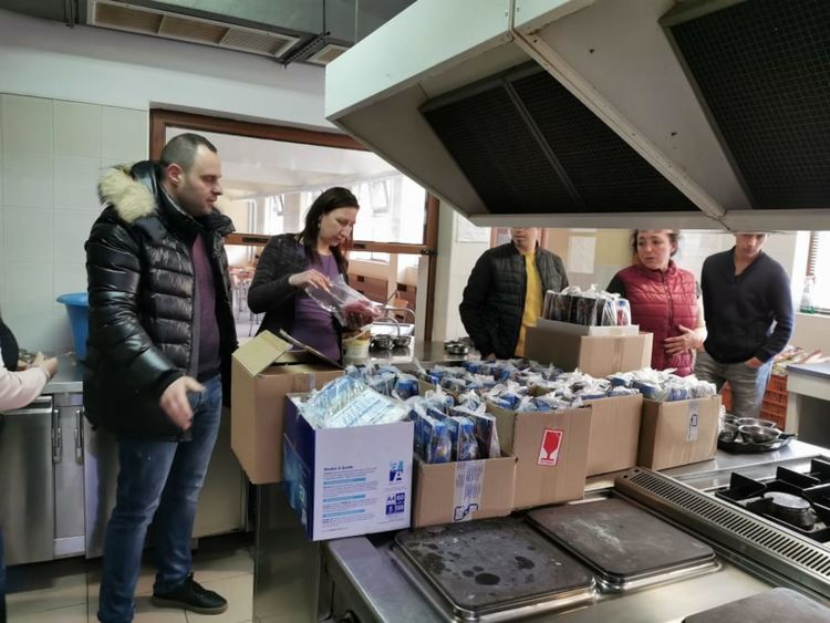 Младежите от смолянската структурата на ГЕРБ вързаха мартеници на жените от дома в Ровино