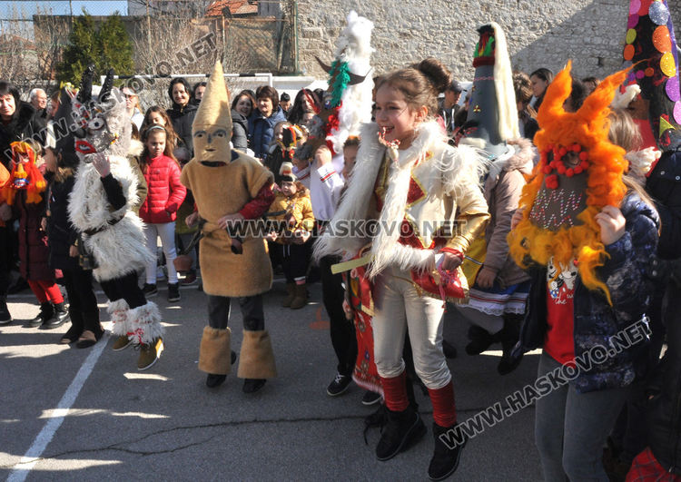 В „Климент“ посрещнаха Баба Марта, кукери гониха злините