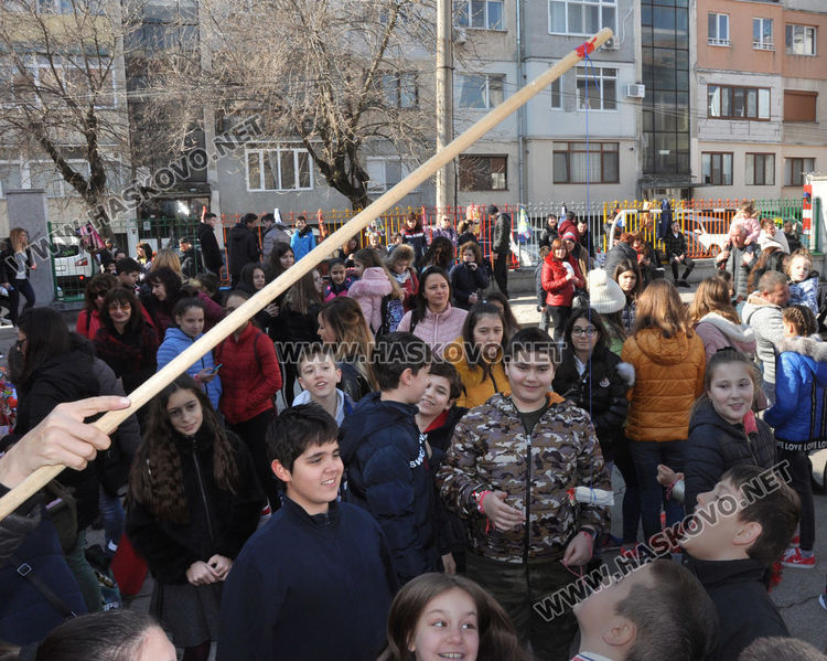 В „Климент“ посрещнаха Баба Марта, кукери гониха злините
