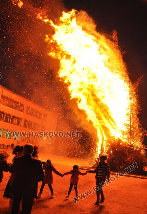 18-метрова клада в с. Добрич изгоря на Сирни Заговезни за здраве