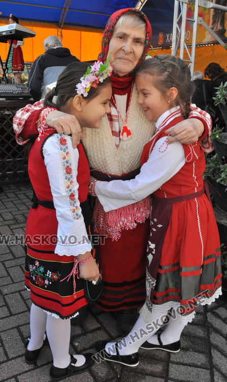 Читалищата от Хасково отбелязаха Деня на самодееца на площада