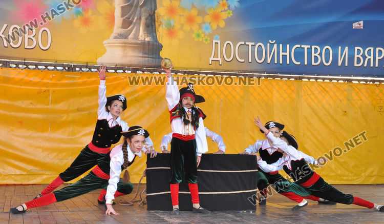 Читалищата от Хасково отбелязаха Деня на самодееца на площада