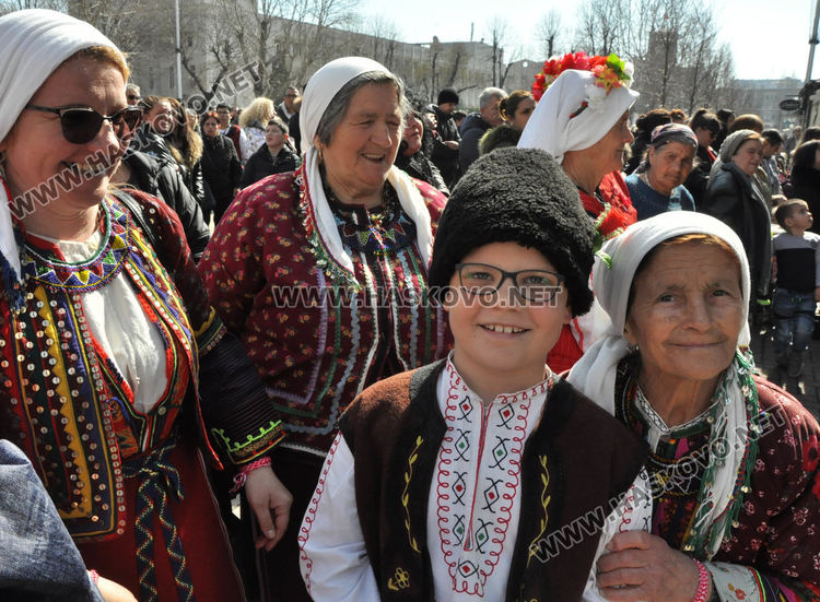 Читалищата от Хасково отбелязаха Деня на самодееца на площада