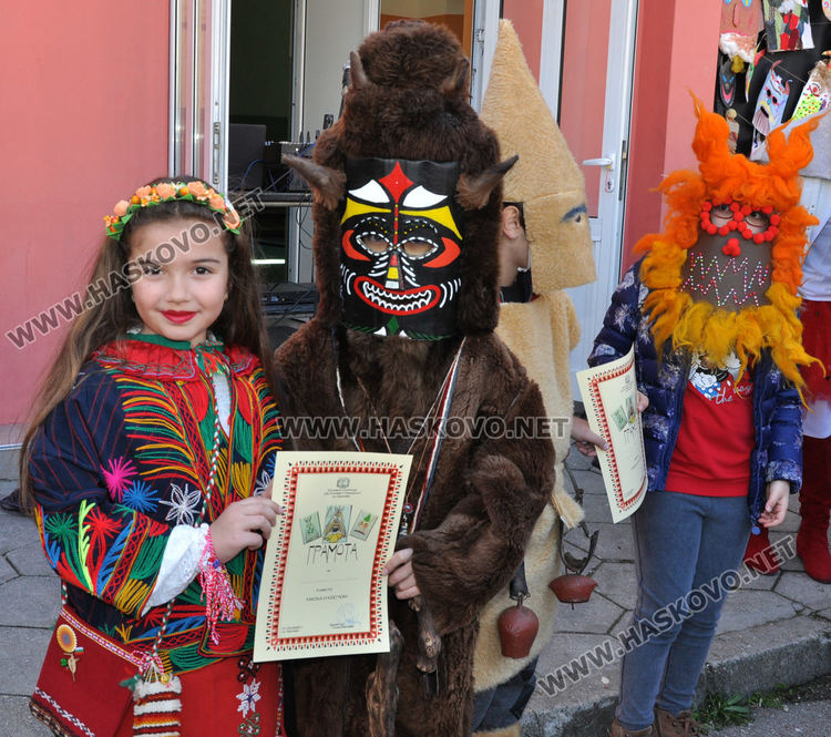 В „Климент“ посрещнаха Баба Марта, кукери гониха злините