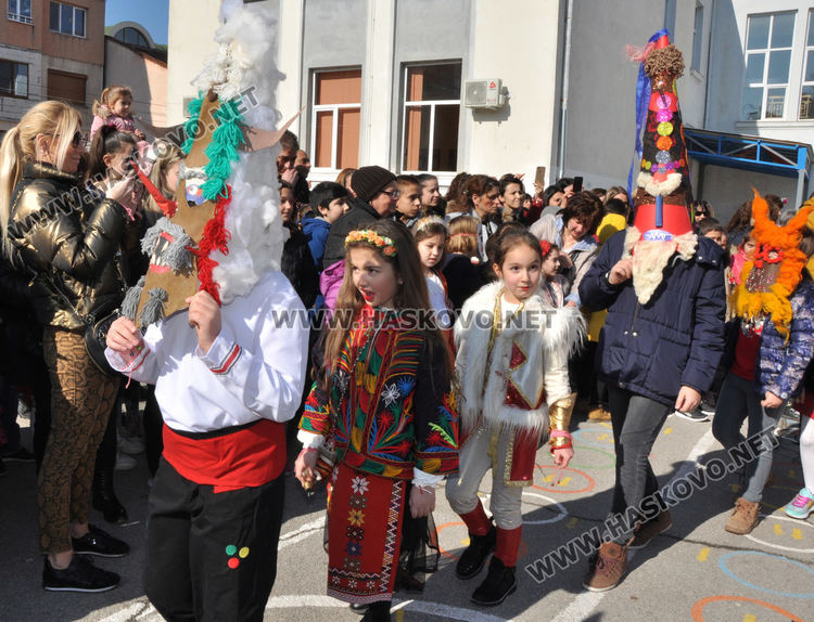 В „Климент“ посрещнаха Баба Марта, кукери гониха злините