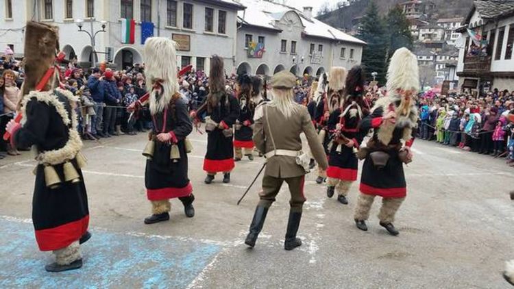250 кукери огласяха с чанове и хлопки Широка лъка