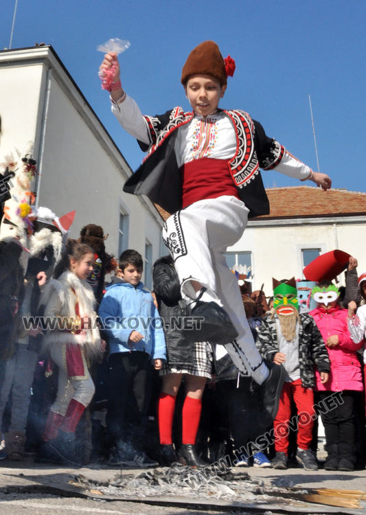 В „Климент“ посрещнаха Баба Марта, кукери гониха злините