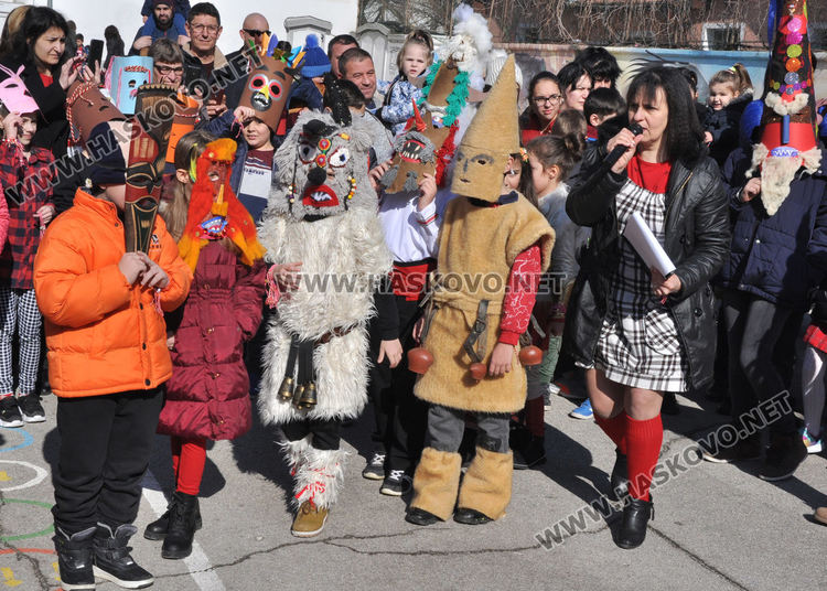 В „Климент“ посрещнаха Баба Марта, кукери гониха злините