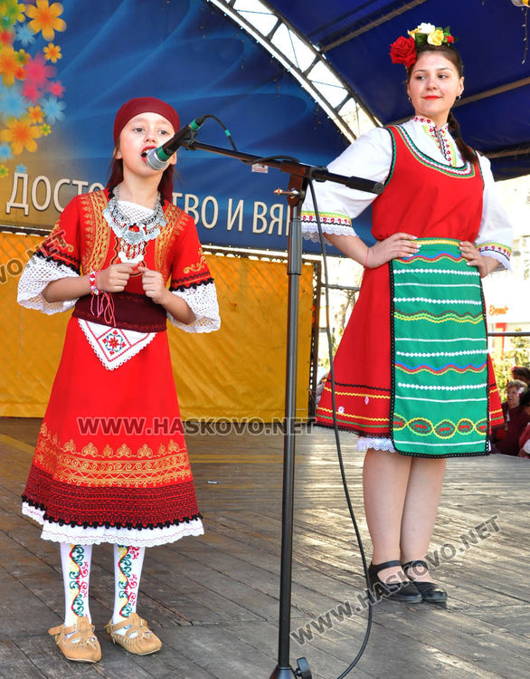 Читалищата от Хасково отбелязаха Деня на самодееца на площада