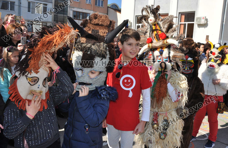 В „Климент“ посрещнаха Баба Марта, кукери гониха злините