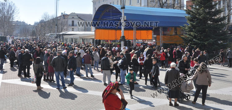 Читалищата от Хасково отбелязаха Деня на самодееца на площада