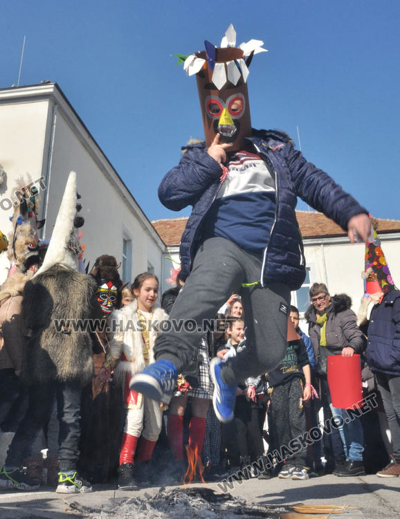 В „Климент“ посрещнаха Баба Марта, кукери гониха злините