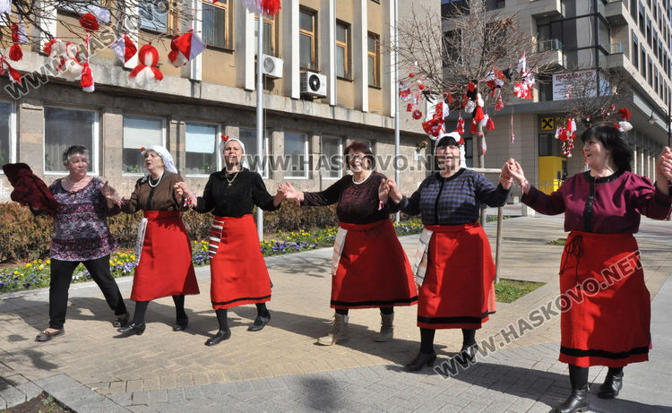 Читалищата от Хасково отбелязаха Деня на самодееца на площада
