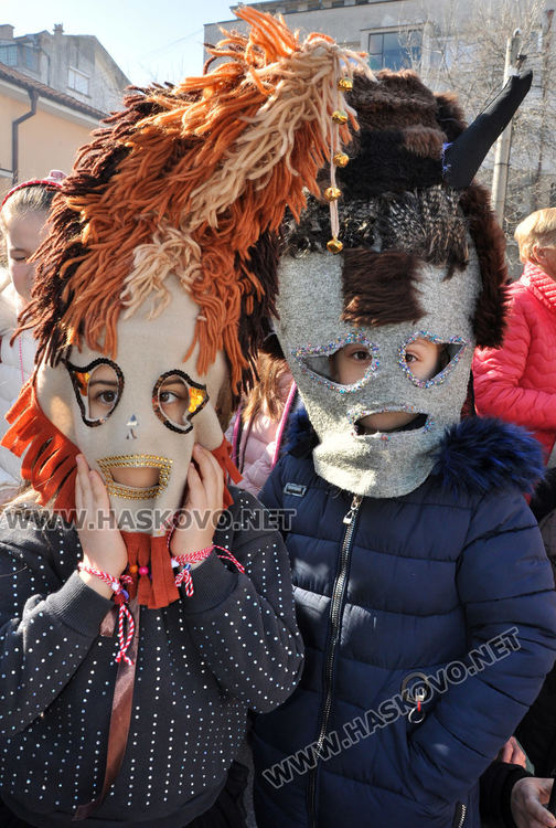 В „Климент“ посрещнаха Баба Марта, кукери гониха злините