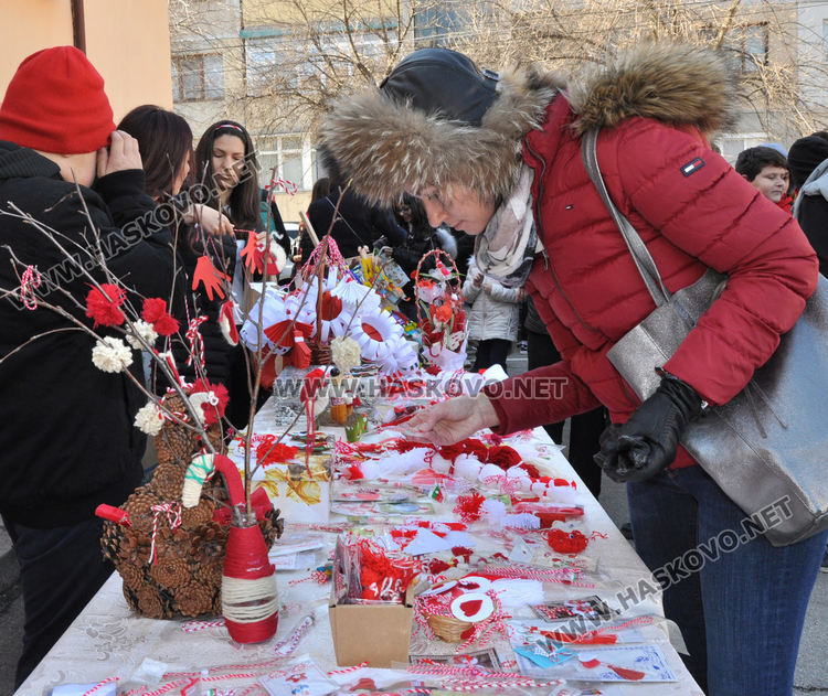 В „Климент“ посрещнаха Баба Марта, кукери гониха злините