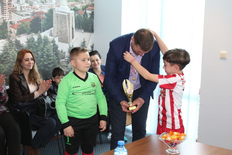 Младите футболисти на "Хасково" подариха на кмета шампионска купа 