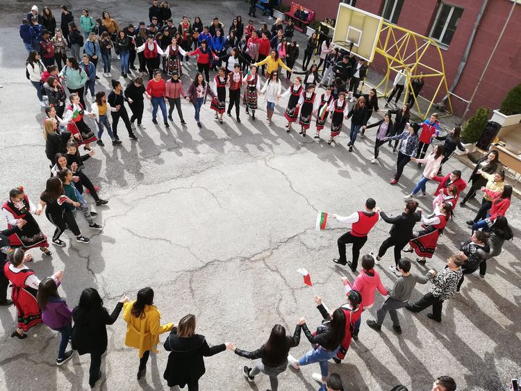 „Пробуждане с хоро“ в навечерието на 3-ти март в Гимназията по туризъм