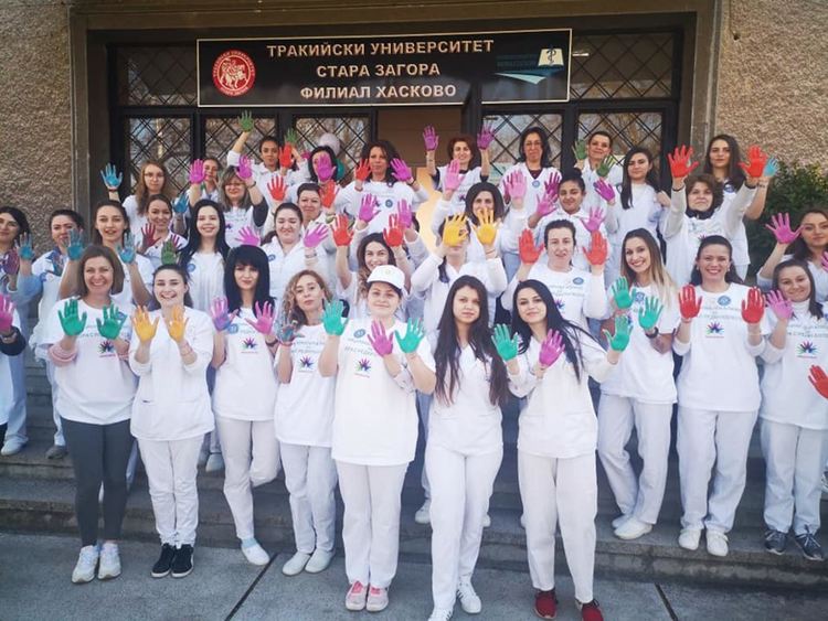 Бъдещи медицински сестри и акушерки, и преподавателите им подкрепиха хората с редки заболявания