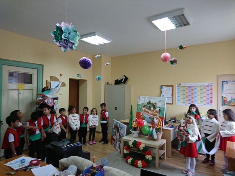 Доброволци и ученици от „Кирил и Методий“ отбелязаха заедно празниците