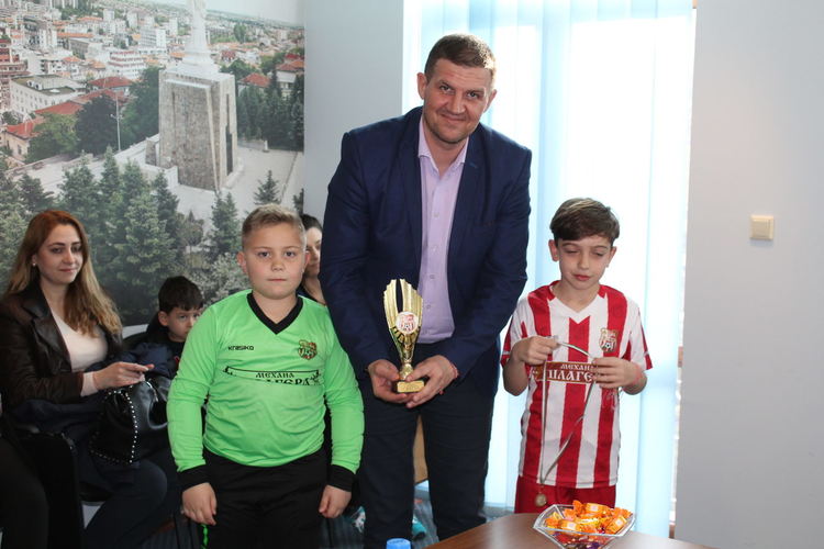 Младите футболисти на "Хасково" подариха на кмета шампионска купа 