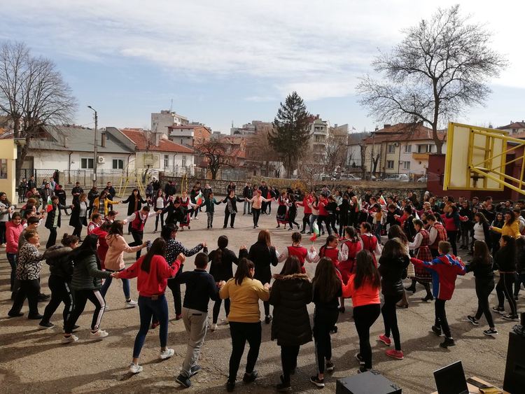 „Пробуждане с хоро“ в навечерието на 3-ти март в Гимназията по туризъм