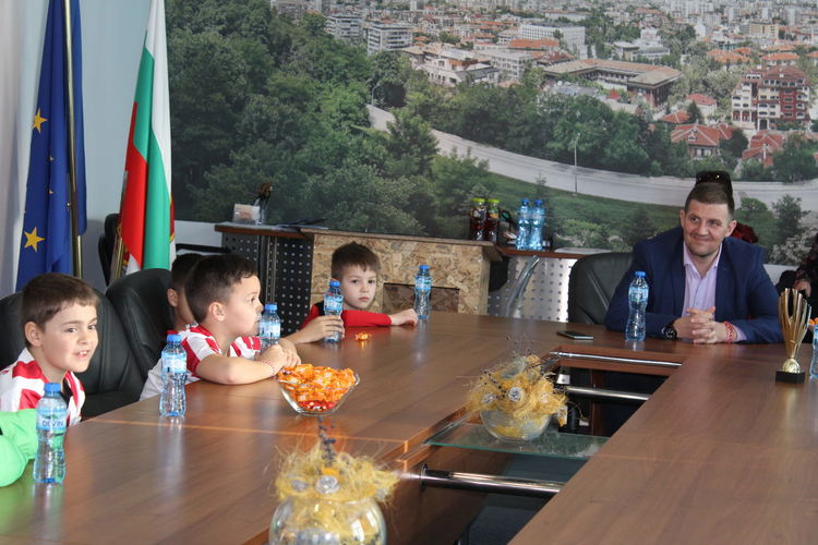 Младите футболисти на "Хасково" подариха на кмета шампионска купа 
