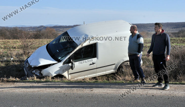 Ниското слънце прати кола в нивата