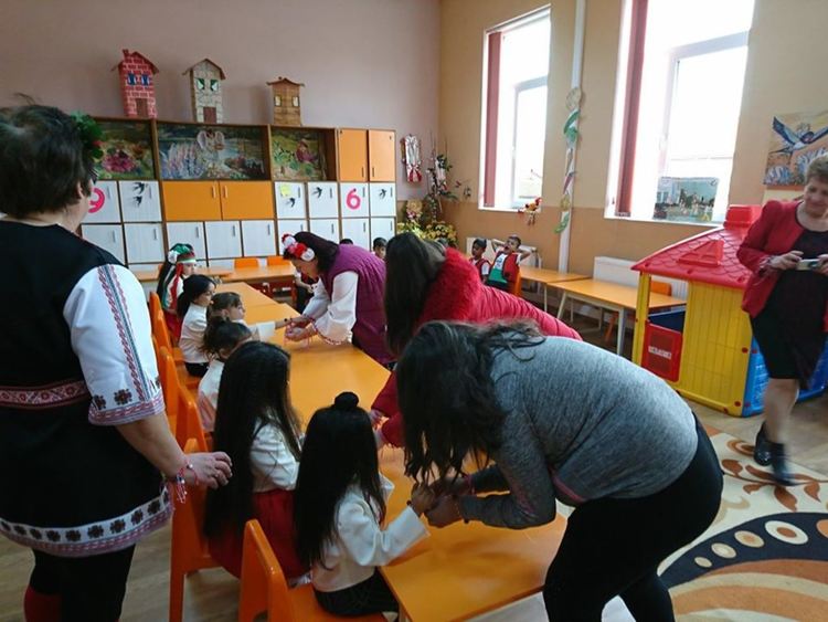 Доброволци и ученици от „Кирил и Методий“ отбелязаха заедно празниците