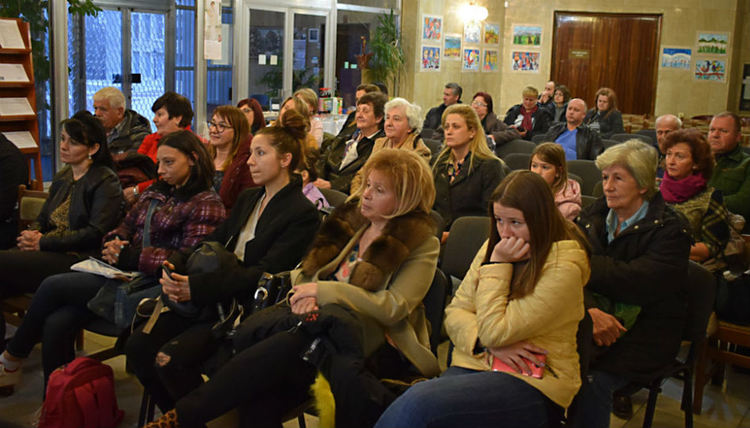 Фоайето на библиотеката се изпълни с родители и гости, уважаващи големия асеновградски художник, който е бил дългогодишен учител по изобразително изкуство, но вече отдал се на заслужен отдих. Той продължава да открива нови таланти в града. Снимки: ГБ "Паисий Хилендарски"