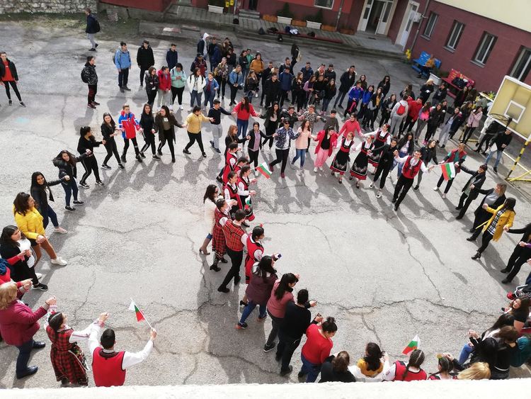 „Пробуждане с хоро“ в навечерието на 3-ти март в Гимназията по туризъм