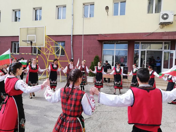 „Пробуждане с хоро“ в навечерието на 3-ти март в Гимназията по туризъм