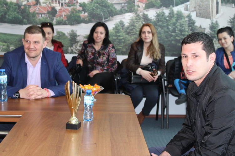 Младите футболисти на "Хасково" подариха на кмета шампионска купа 