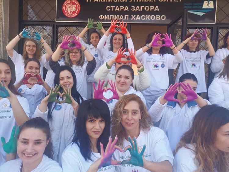 Бъдещи медицински сестри и акушерки, и преподавателите им подкрепиха хората с редки заболявания